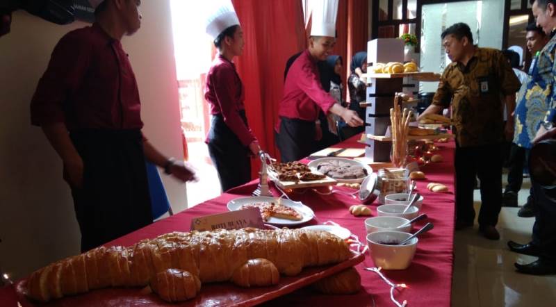 Mahasiswa Politeknik Pariwisata Medan Gelar Pameran Kue dan Roti Khas Italia dan Indonesia